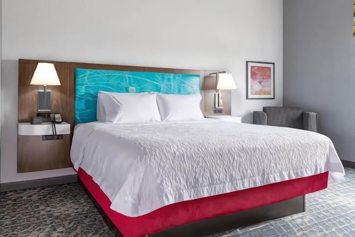 King Room With Tub-Mobility Accessible