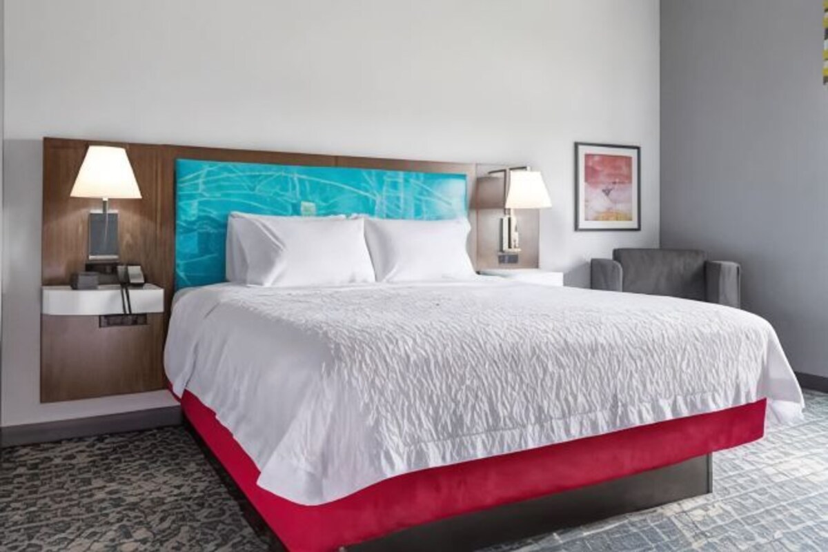 King Room With Tub-Mobility Accessible
