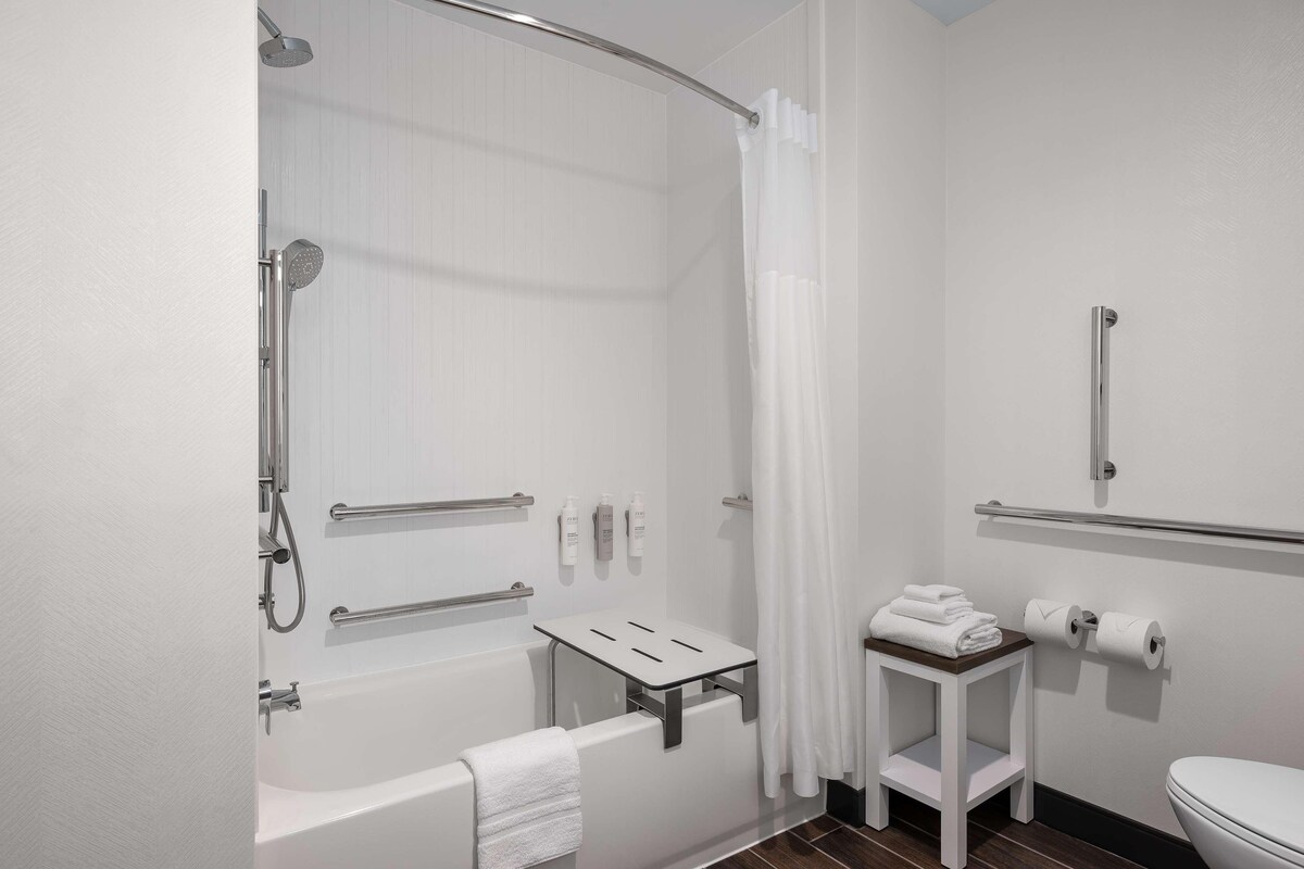 1 King Mobility Access With Tub