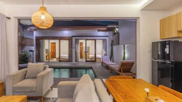 Deluxe Villa | Ruang tamu | 24 inci televisyen skrin rata dengan kabel