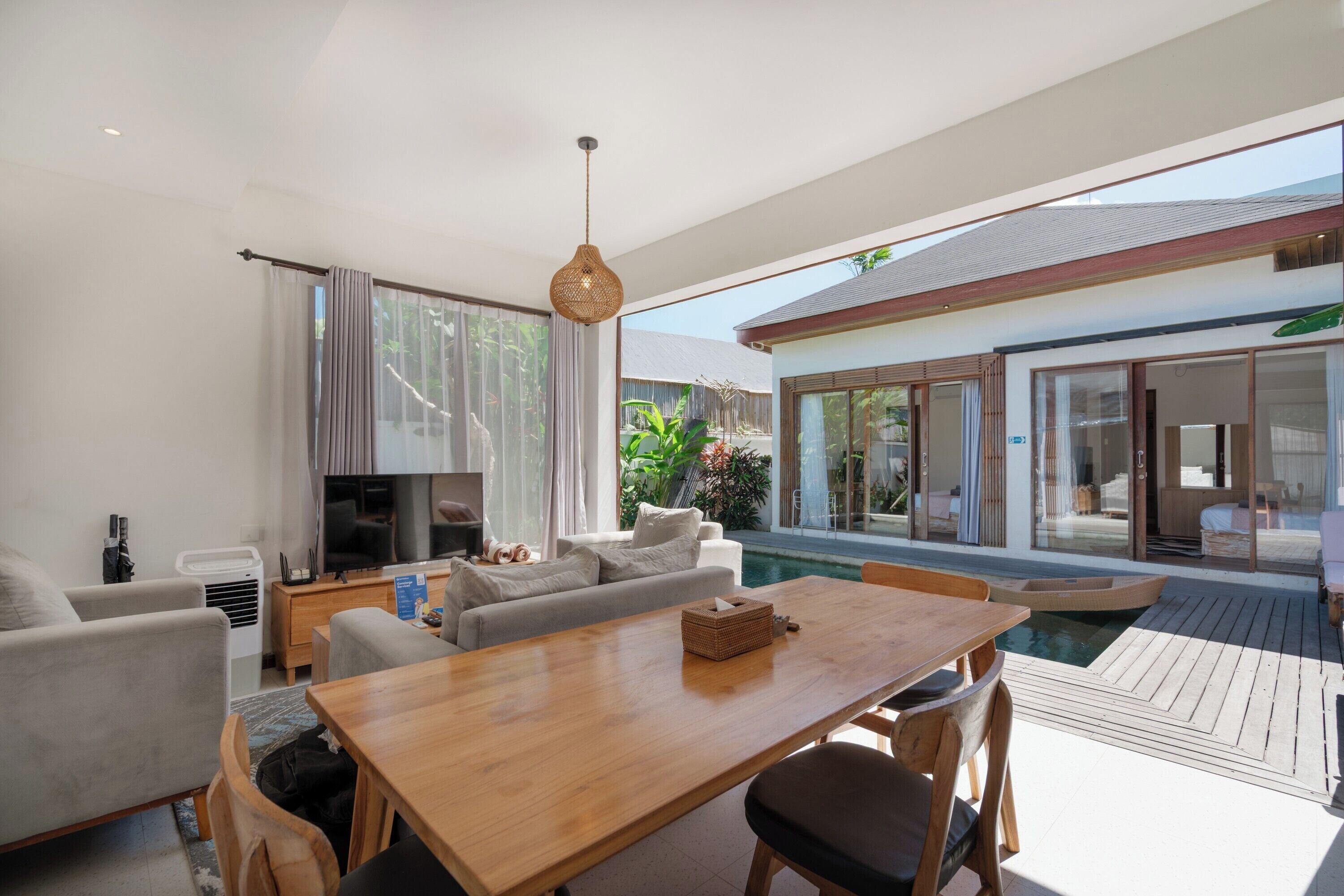 Deluxe Villa | Dining room
