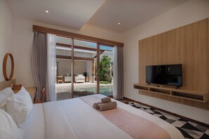 Een hotelkamer met een bed, een televisie en uitzicht op een zwembad en terras.