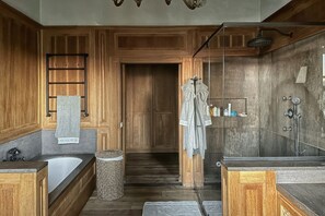 Douche, séchoir à cheveux, bidet