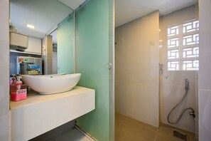 Deluxe-Doppelzimmer | Badezimmer | Dusche, Regendusche, kostenlose Toilettenartikel, Haartrockner