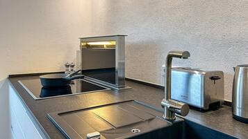 Kühlschrank, Mikrowelle, Ofen, Herdplatte