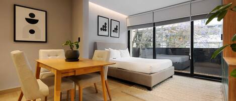 Een bureau, wifi, beddengoed