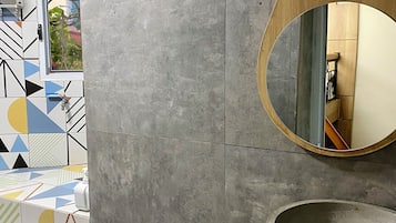 Artículos de tocador gratuitos, secador de pelo, pantuflas