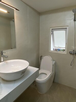 Deluxe Double Room | Bathroom | Free toiletries, hair dryer, slippers - Mimi Housing (Hanoi)