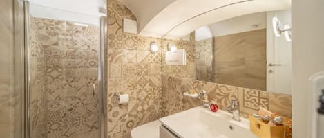 Douche, sĂšche-cheveux, bidet, serviettes fournies
