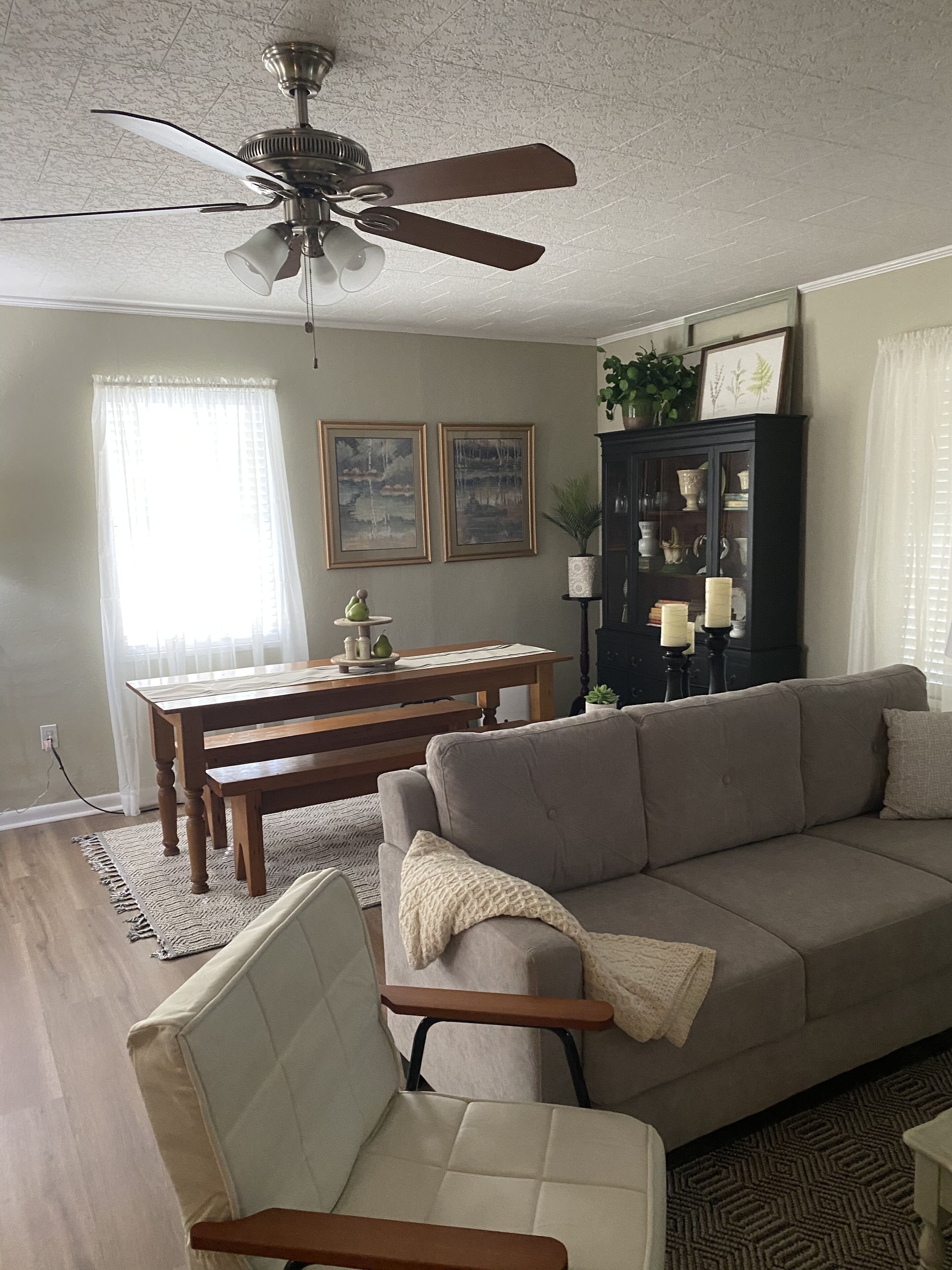 Een smart-tv en boeken