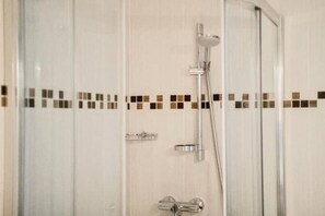 Hair dryer, towels, soap, toilet paper - Superior Studio Apartment - Harmonia Palace (Budapest)