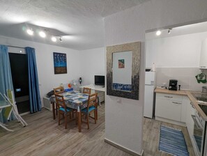 Kühlschrank, Ofen, Wasserkocher mit Kaffee-/Teezubehör, Wasserkocher