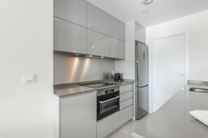 Een koelkast, een magnetron, een oven, een vaatwasser