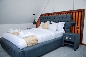 Luxury Suite, 1 Queen Bed, Balcony, Garden View | View from room