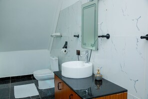 Perhesviitti, useita sänkyjä, tupakointi kielletty, parveke | Kylpyhuone | Suihku, sadesuihkupää, ilmaiset hygieniatuotteet, kylpytakit