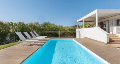 VILLA ANGELINA with pool and private garden near Campus Beach