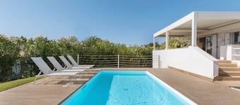 VILLA ANGELINA with pool and private garden near Campus Beach