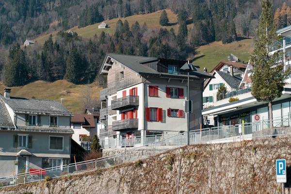 The flat is centrally located in Amden