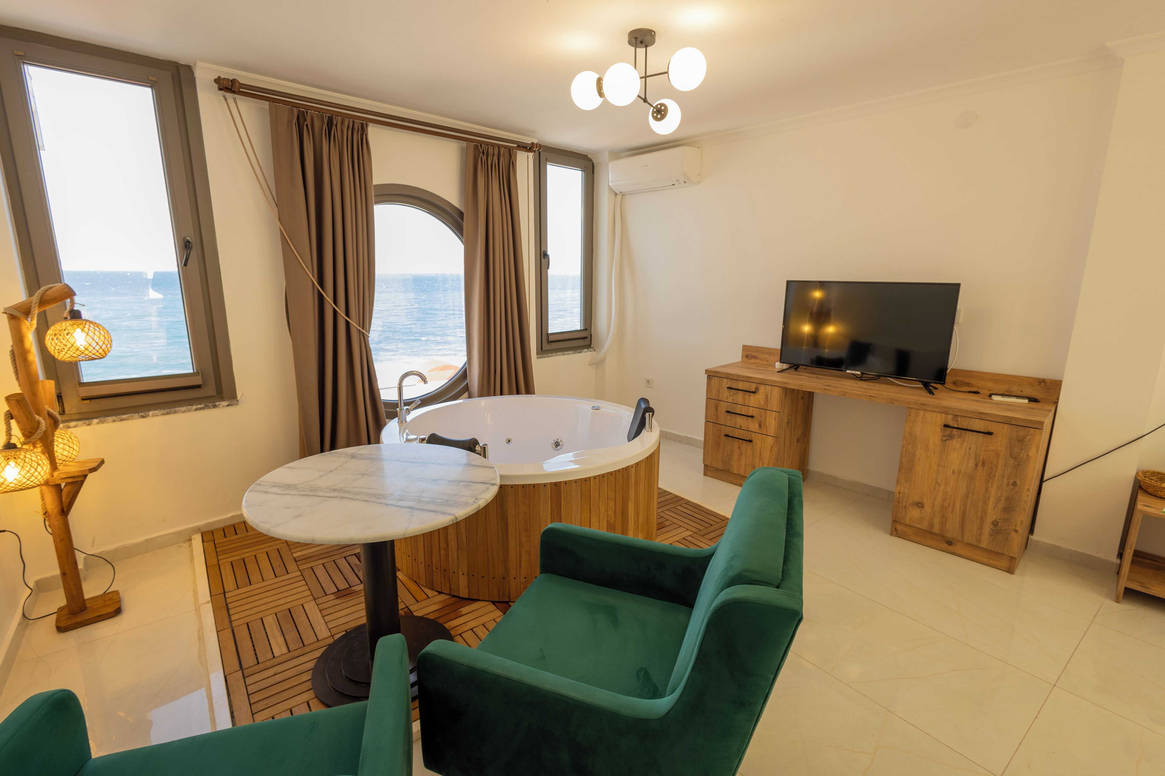 Habitación de diseñador, 1 cama Queen size, vista al mar | Ropa de cama de alta calidad, wifi gratis y ropa de cama 