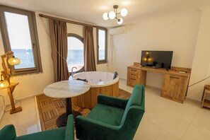 Design kamer, 1 queensize bed, uitzicht op zee | Luxe beddengoed, gratis wifi, beddengoed