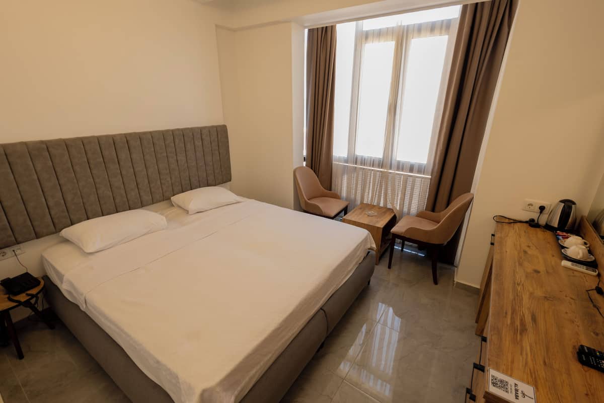 Quarto standard, 1 cama Queen, vista para o mar | 1 quarto, roupas de cama premium, Wi-Fi de cortesia, roupa de cama