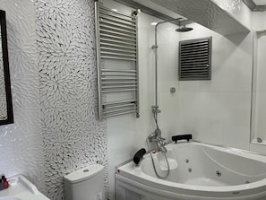 Quarto standard, vista para o mar | Banheiro | Chuveiro/banheira combinados, secador de cabelo, toalhas de banho