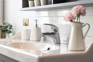 Ducha, secador de pelo, bidet, toallas