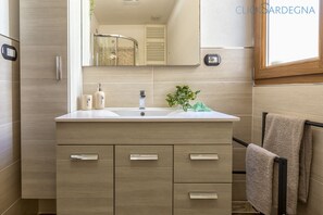 Dusche, Haartrockner, Bidet, Handtücher