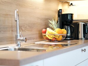 Fridge, microwave, oven, stovetop - Kojezwei- Mit Ganz Viel Liebe und Charme, Verzaubert Dich Unsere Koje (Munkbrarup)