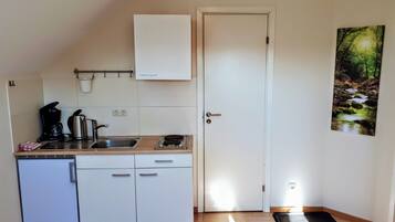 Single Room | Private kitchen | Fridge, microwave, oven, stovetop