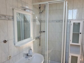 Single Room | Bathroom | Shower, towels - Fiore Gästezimmer E11 (Esselbach)