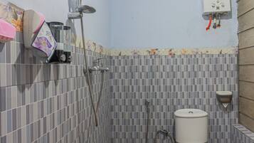 Standaard tweepersoonskamer | Badkamer | Een bad/douchecombinatie, een regendouche, badjassen, handdoeken