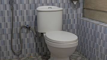 Kamar Double Standar | Kamar mandi | Kombinasi shower/bathtub, pancuran hujan, jubah mandi, dan handuk