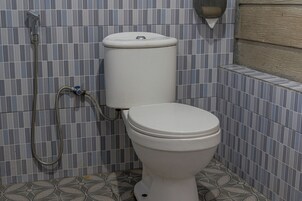 Quarto casal standard | Banheiro | Chuveiro/banheira combinados, chuveiro com efeito de chuva