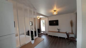 Geluiddichte muren, een strijkplank/strijkijzer, gratis wifi, beddengoed