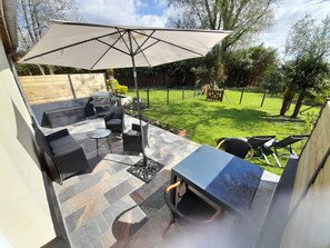 Outdoor dining - Domaine de L'ermitage Gîte les Saules (Rue)