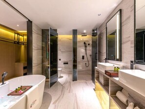 Quarto executivo | Banheiro | Produtos de toalete grátis, secador de cabelo, toalhas de banho, shampoo