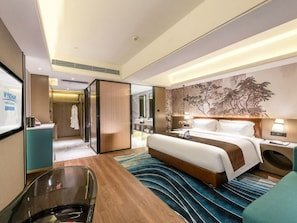 Habitación ejecutiva | Escritorio y ropa de cama 