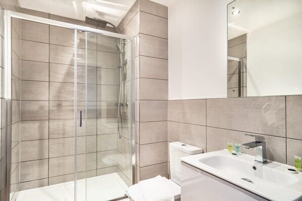 Ducha, secador de pelo, toallas, shampoo