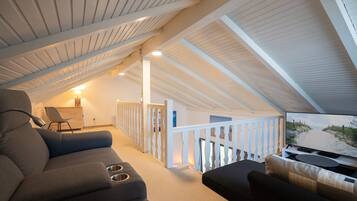 Een televisie en boeken