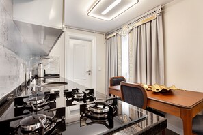 Mini-fridge, stovetop, griddle, cookware/dishes/utensils - Bellavia Deluxe Apart 2 (Istanbul)