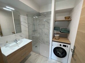 Shower, hair dryer, towels - Bas De Villa 60m² + Jardin au Golfe de Lava (Appietto)