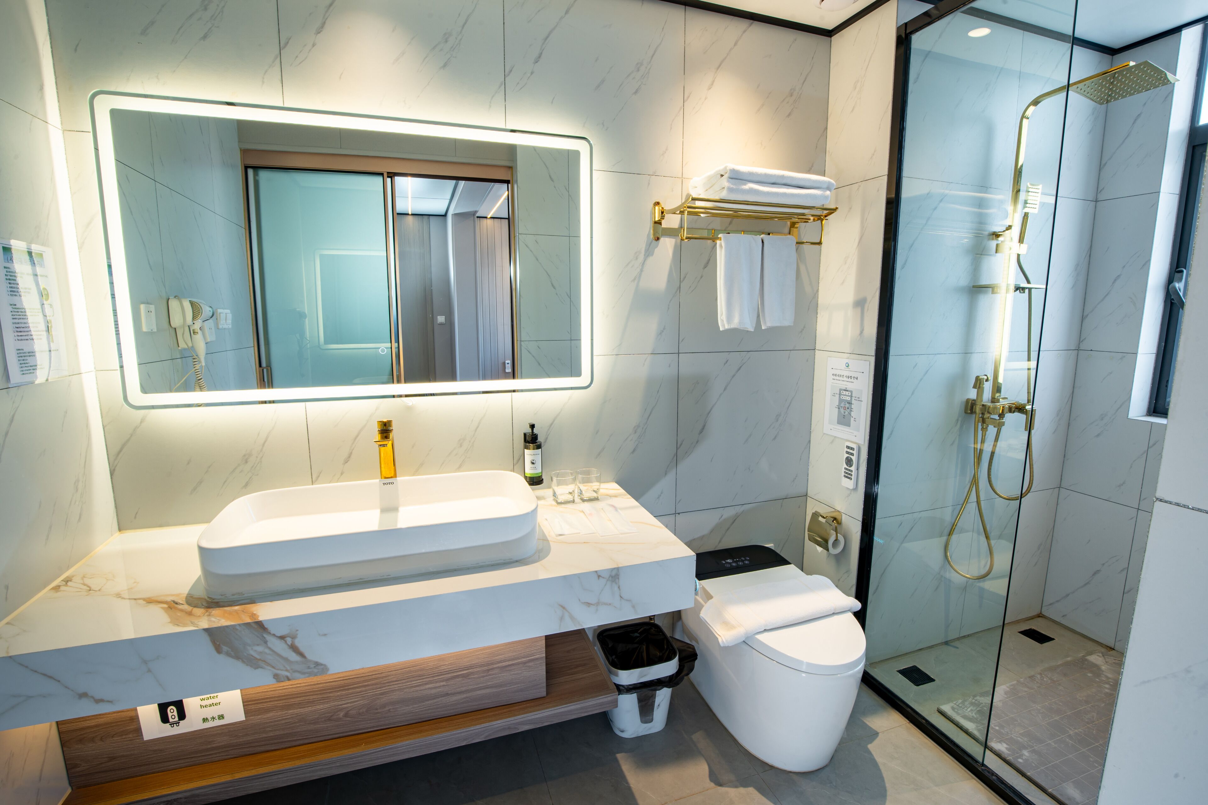 Kahden hengen deluxe-huone | Kylpyhuone | Suihku, ilmaiset hygieniatuotteet, hiustenkuivaaja, tohvelit