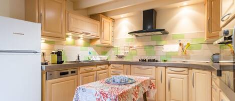 冷蔵庫、電子レンジ、オーブン、食器洗い機