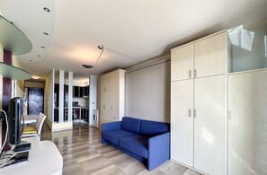 TV - Spacious air-conditioned studio with sea view, pool, WIFI, and private parking in Menton (Menton)