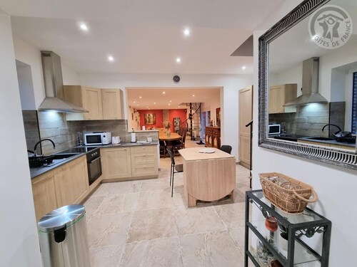 Charming semi-detached house with garden, near forest, pets allowed, parking & WiFi