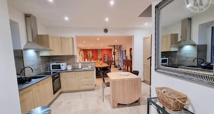 Charming semi-detached house with garden, near forest, pets allowed, parking & WiFi