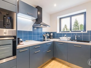 Réfrigérateur, four à micro-ondes, un four, lave-vaisselle