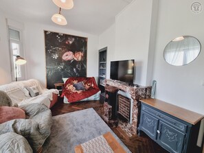 Televisie, een open haard, tafelvoetbal en een tafeltennistafel