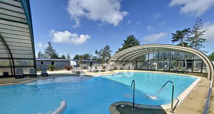 Chalet élégant à Jullouville : plage, terrasse, piscine chauffée, 4 couchages